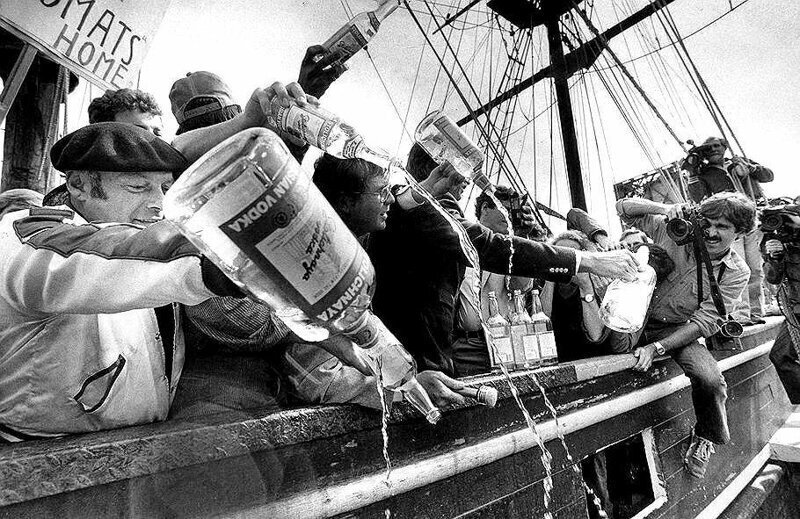 1983. Бармены Бостона выливают водку в знак протеста против сбитого корейского авиалайнера Советским Союзом 1983. Бармены Бостона выливают водку в знак протеста против сбитого корейского авиалайнера Советским Союзом