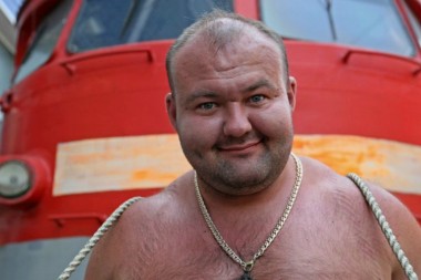 Российский силач Иван Савкин сдвинул с места 512-тонный поезд