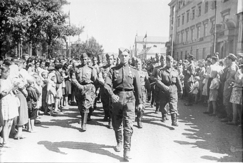 Европейские женщины и советские солдаты.