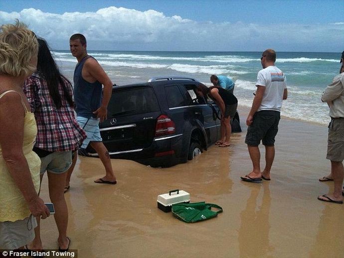 Владелец припарковал свой Mercedes на побережье mercedes-benz, авто, курьез, песок, пляж