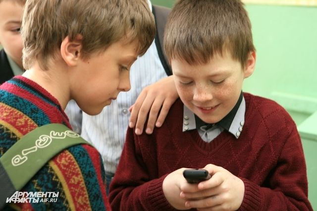Общение ребенка с телефоном нужно ограничивать.