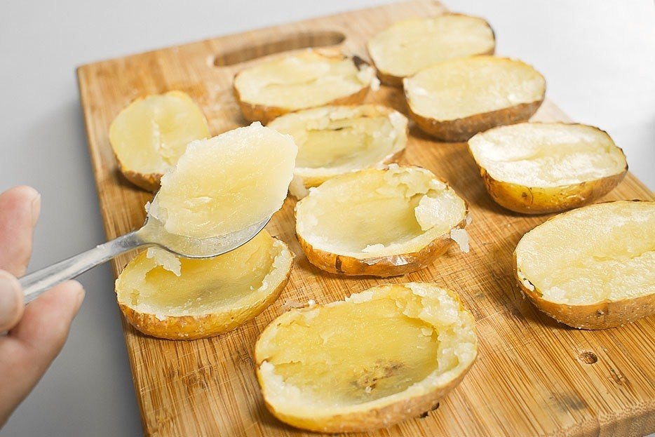 Фото к рецепту: Картофель, запеченный в мундире