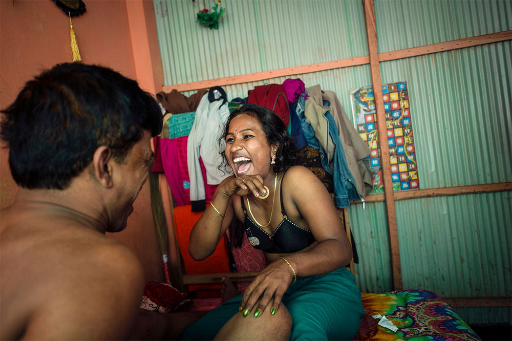 Как живут и работают проститутки в 200-летнем борделе Бангладеш