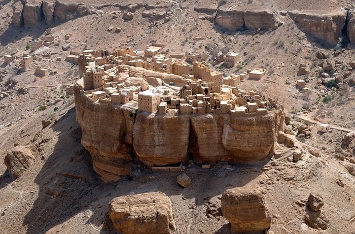 Селение из глины в долине Wadi Dawan.