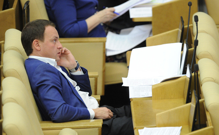Единоросс Сидякин растоптал белую ленточку протеста на трибуне Государственной думы Единоросс Сидякин растоптал белую ленточку протеста на трибуне Государственной думы