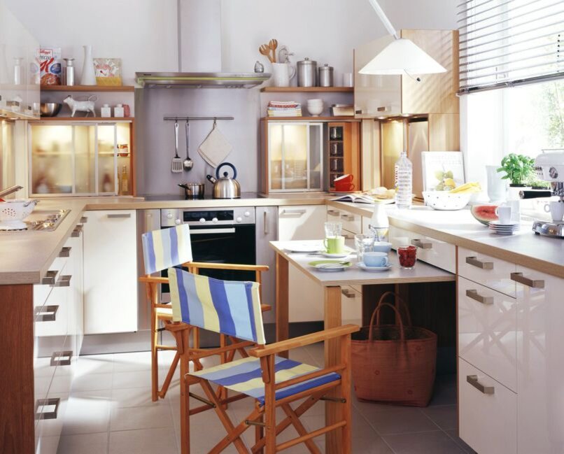 В многоквартирных домах современной постройки действуют уже новые стандарты кухонных помещений, поэтому у их жильцов редко возникают проблемы с обустройством.-16
