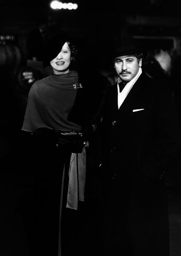 1933. Марлен Дитрих и Джозеф фон Штернберг на премьере