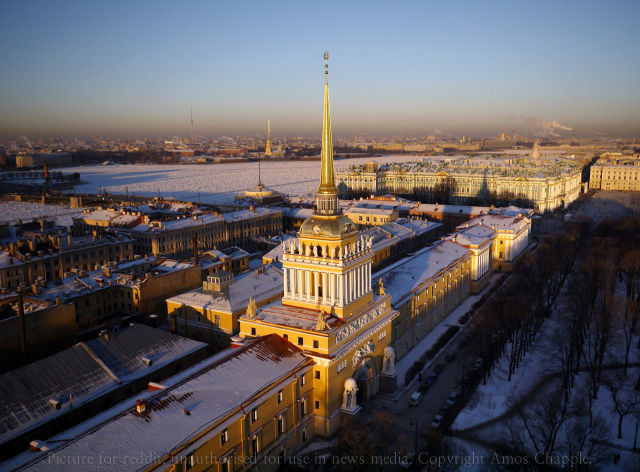 Позолоченный шпиль Главного Адмиралтейства в Санкт-Петербурге.