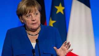 Ангела Меркель во время совместной пресс-конференции c президентом Франции Эммануэлем Макронм. 13 июля 2017. Архивное фото Ангела Меркель во время совместной пресс-конференции c президентом Франции Эммануэлем Макронм. 13 июля 2017. Архивное фото