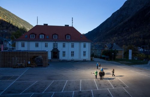 В норвежском городе Рьюкан появилась альтернатива Солнцу (9 фото)