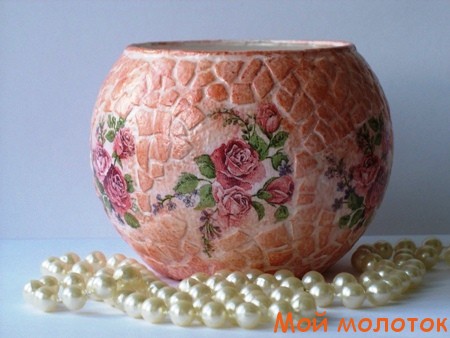 Декупаж стеклянной вазы с мозаикой из яичной скорлупы фото