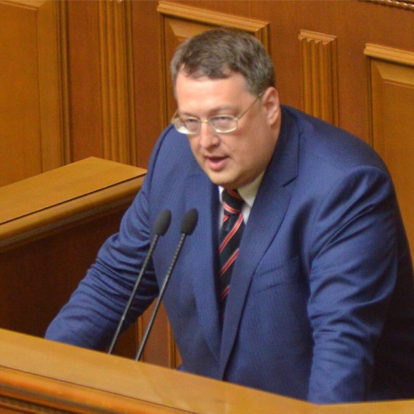 «Сытое рыло революции достоинства» увидело российский след в парижских терактах