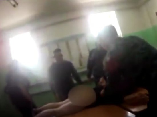 "Руки затекли": опубликовано видео пыток заключенного в колонии Ярославля