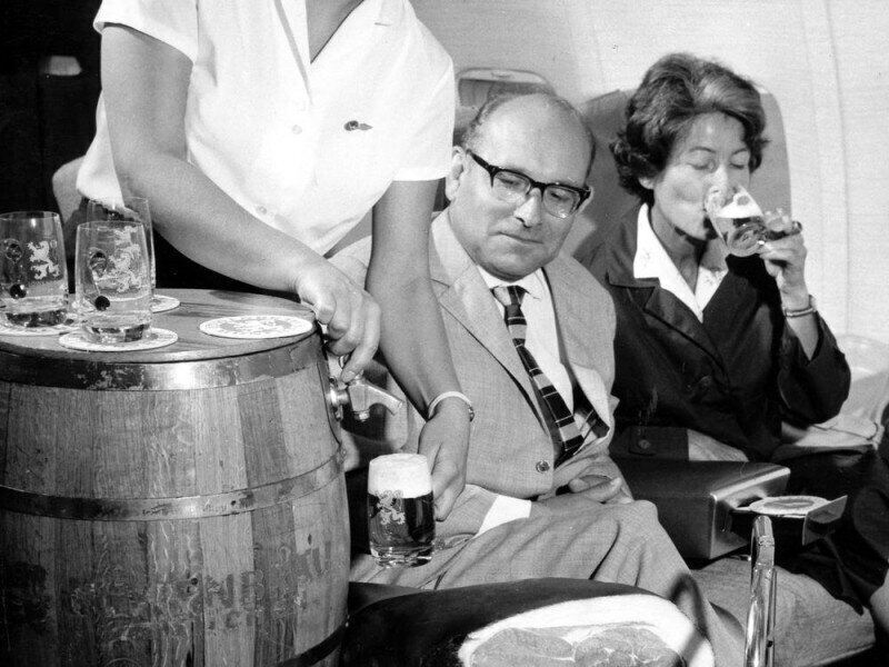 Бочковое пиво в самолётах Lufthansa. 1960-е Впечатляющие картины жизни прошлых столетий
(39 фото)
