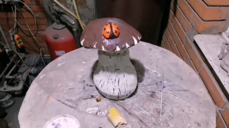 Красивые грибочки для сада из пластиковой бутылки и цемента