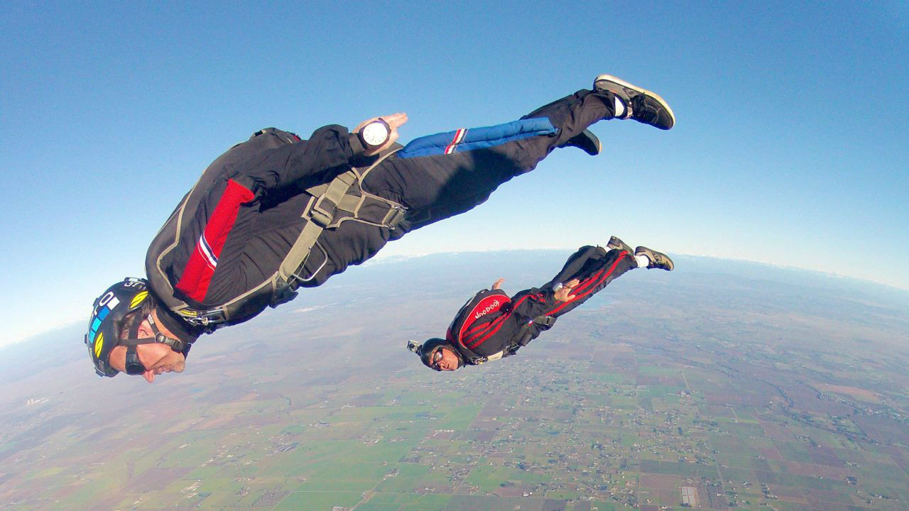 Приняв обтекаемую позу, парашютист может догнать другого, прыгнувшего на 15 секунд раньше. мифы, наука, разрушители легенд, юмор