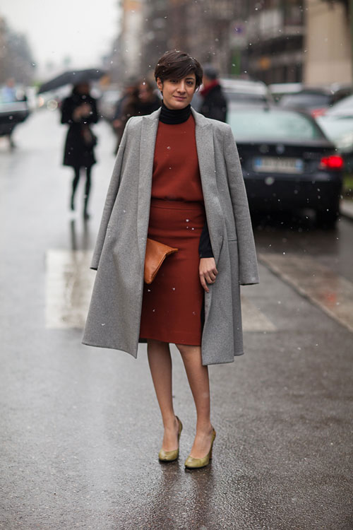 девушка в кирпичном платье