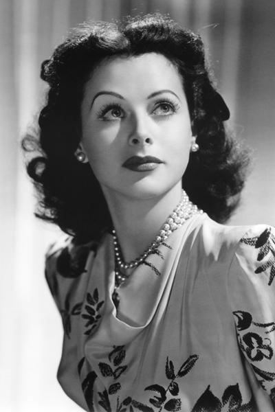 В 1942 году актриса Хеди Ламарр (Hedy Lamarr) запатентовала секретное средство связи, которое динамически изменяло частоту вещания, чтобы затруднить перехват сообщений противником.