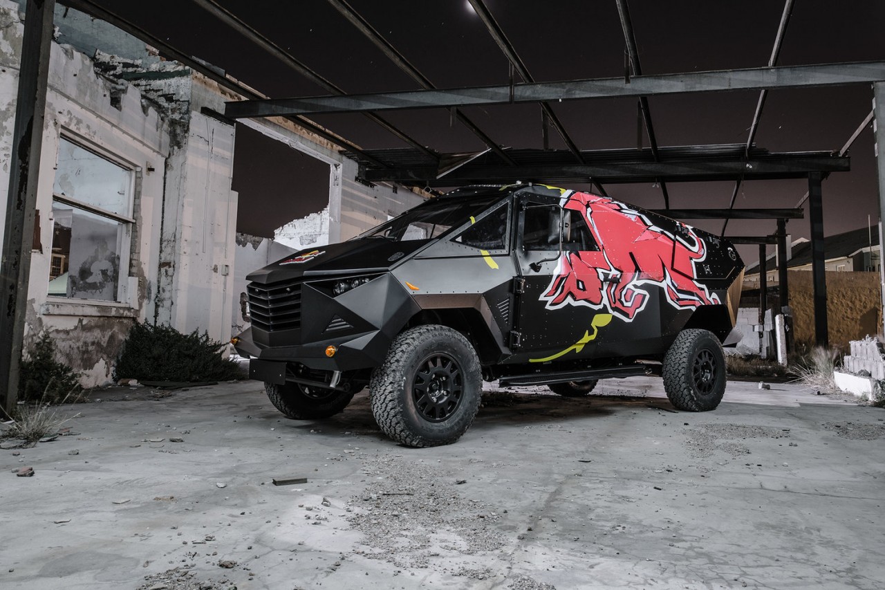 Грозный броневик на базе Land Rove от компании Red Bull Red Bull. Land Rover, defender, броневик