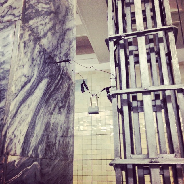 17. В метро приковали стремянку на изоленту! Санкциями они пугают нас)) 17. В метро приковали стремянку на изоленту! Санкциями они пугают нас)) люди, приколы, россия, юмор