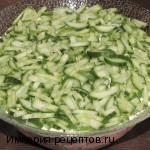 salat_raduga4 Слоеный салат с колбасой «Радуга»