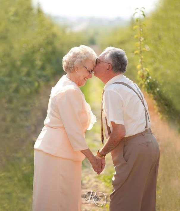 Пожилые влюбленные перед свадьбой