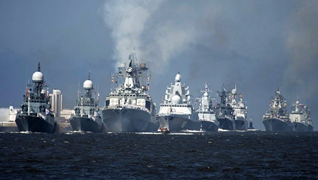 Корабли Военно-морских сил России во время парада честь Дня Военно-Морского Флота России в Кронштадте. 30 июля 2017 Корабли Военно-морских сил России во время парада честь Дня Военно-Морского Флота России в Кронштадте. 30 июля 2017