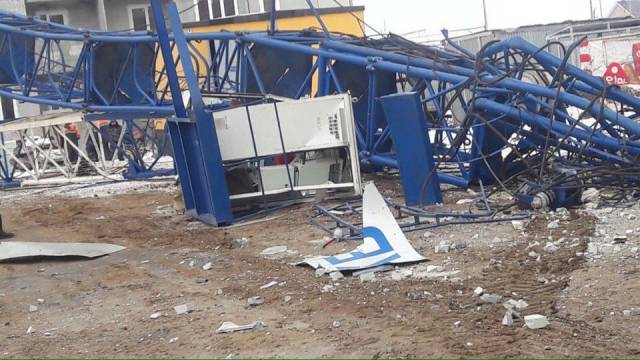 Фото: строительный кран рухнул в Самаре