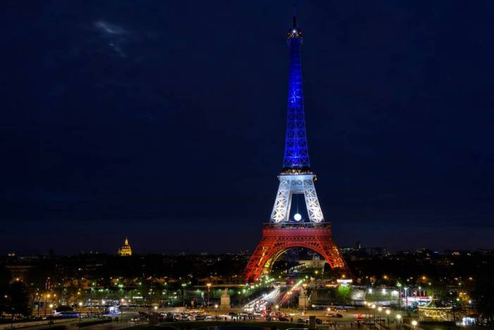 Эйфелева башня ночью. / Фото: www.paris-life.info Эйфелева башня ночью. / Фото: www.paris-life.info