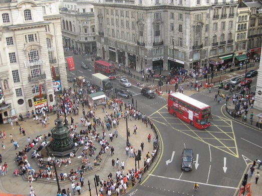На фото изображена самая знаменитая улица Лондона Пикадили-серкус