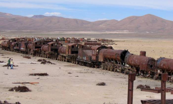 Кладбище поездов в Боливии.