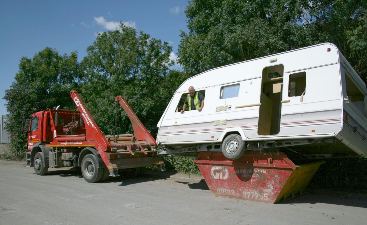 Хозяева решили выбросить свой дом на колесах в обычный мусорный контейнер дом на колесах, мусор, трейлер