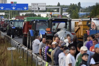 Во Франции разогнали газом протестующих против антироссийских санкций фермеров