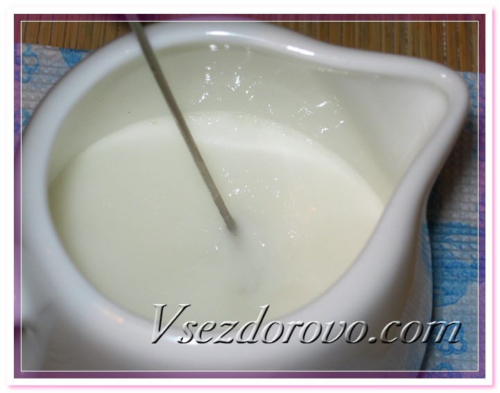 Начинаем смешивание минимиксером, после получения однородной эмульсии продолжаем перемешивание в умеренном темпе до остывания крема – ложкой или же выключенным миксером