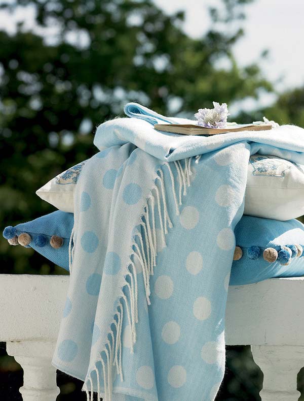   .      Laura Ashley
