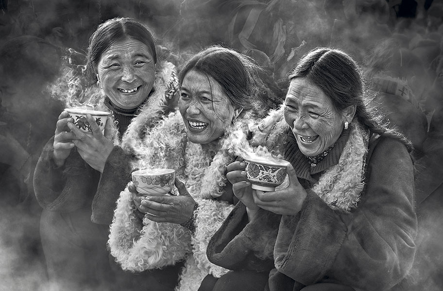 3\u002Dе место в категории «Лица (Черное и белое)». Си Хун Чен, Гонконг Хуайнань, Китай, февраль 2014. Фотография сделана на китайский Новый год. Три старые женщины пьют чай и смеются. Магия этой фотографии в эмоциях, тепло, дружба,  чашки, лица, смех создают атмосферу счастья.