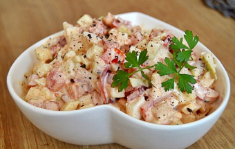 Овощной салат с яйцом, яблоком и сыром