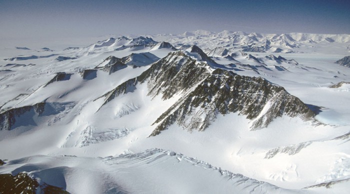 16. Трансантарктические горы делят континент на Восточную и Западную части антарктида, континенты, факты