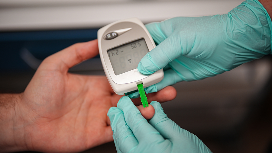Врач Ткачева: сахарный диабет сокращает жизнь примерно на 10–15 лет