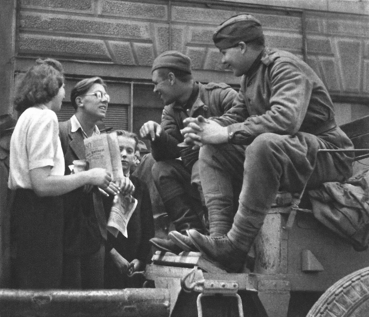 Зверства советских солдат в Чехословакии. 75 фото. Очень рекомендовано к прочтению!