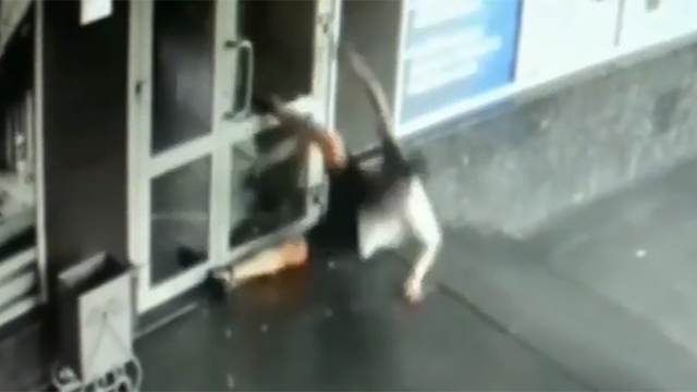 Видео: пьяный мужчина выбил дверь закрытого клуба и устроил вечеринку на одного