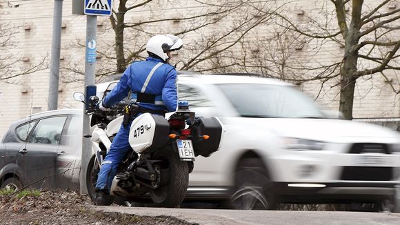 Moottoripyöräpoliisi mittaa tutkalla nopeuksia Helsingissä.