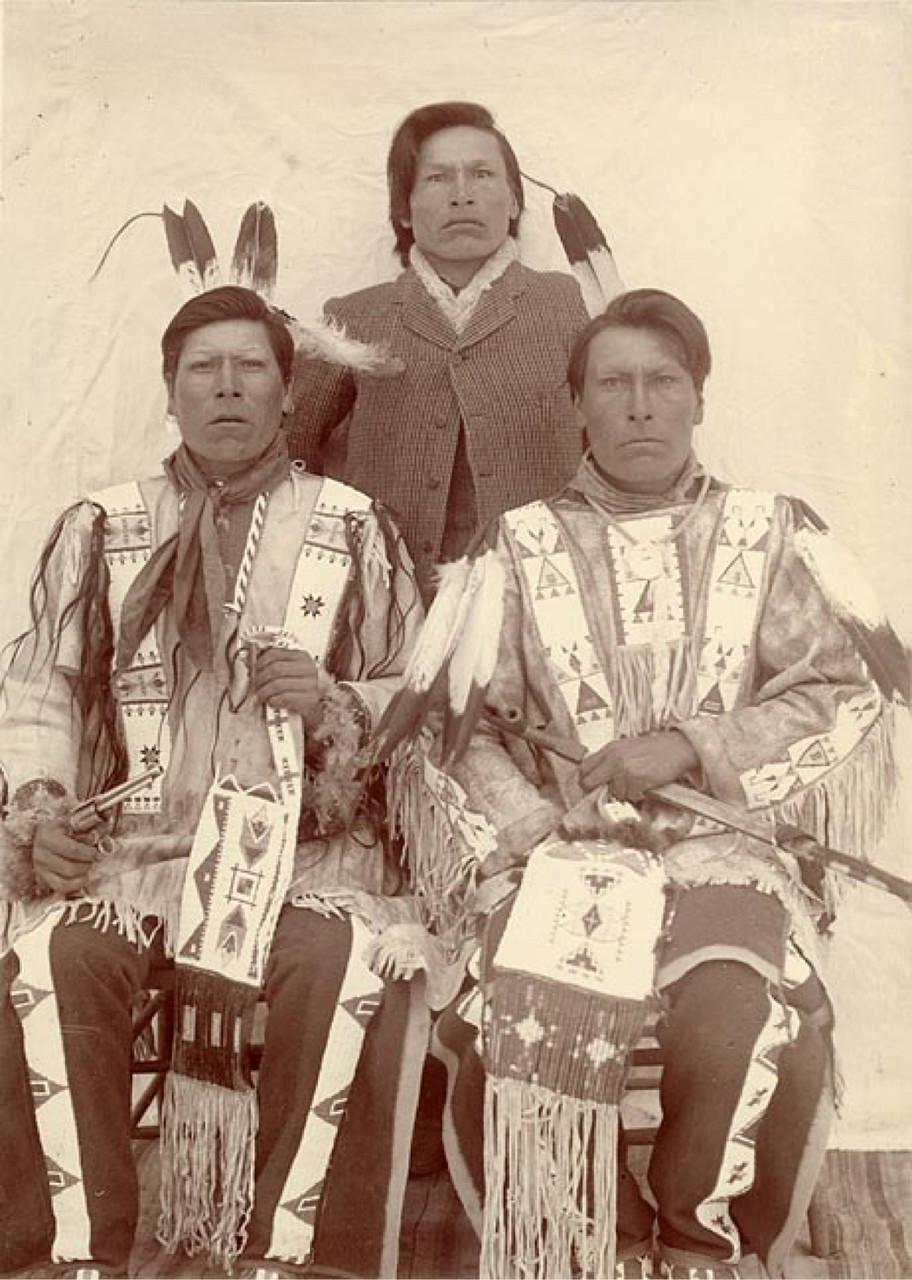 1891. Выжившие братья из племени лакота: (слева направо) Белое Копье, Рогатое Облако и Борода Дьюи. 1891. Выжившие братья из племени лакота: (слева направо) Белое Копье, Рогатое Облако и Борода Дьюи.