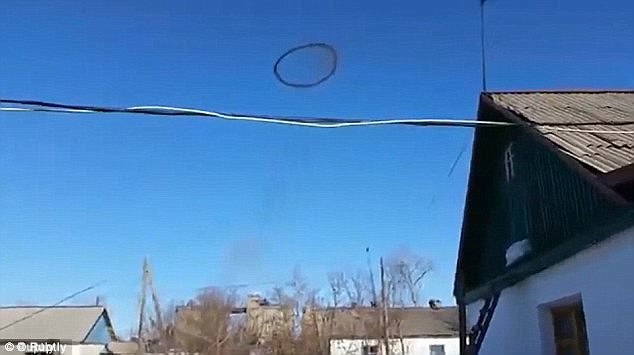 НЛО над Британией: мир теряется в догадках! НЛО над Британией: мир теряется в догадках! британия, загадки вселенной, неопознанный летающий объект, непознанное, нло, странное, таинственное, черные кольца