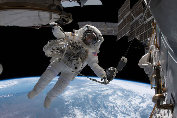 «ХЬЮСТОН, У НАС ПРОБЛЕМЫ!», или Зачем женщина-астронавт просверлила МКС