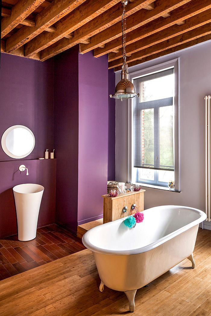 красивый интерьер ванной комнаты фиолетового цвета