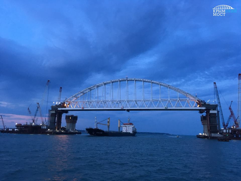 Под аркой Крымского моста прошло первое судно