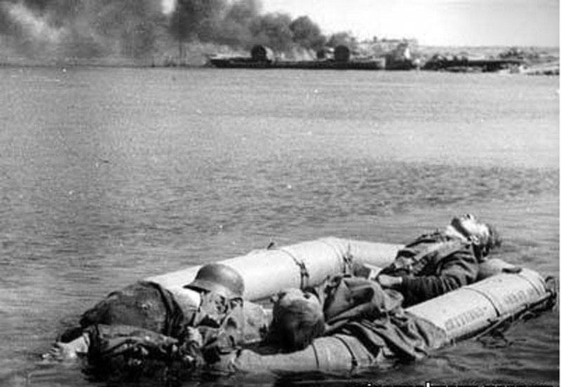 Трупы немецких солдат в надувной лодке. Херсонес, май 1944 г. Трупы немецких солдат в надувной лодке. Херсонес, май 1944 г. Великая отечественая война, архивные фотографии, вторая мировая война