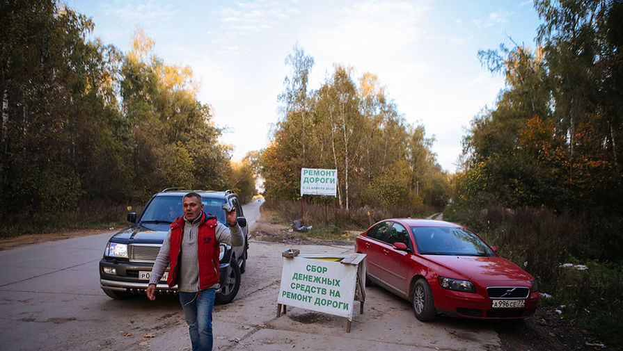 Худоногов демонстрирует деньги, полученные от одного из местных водителей 