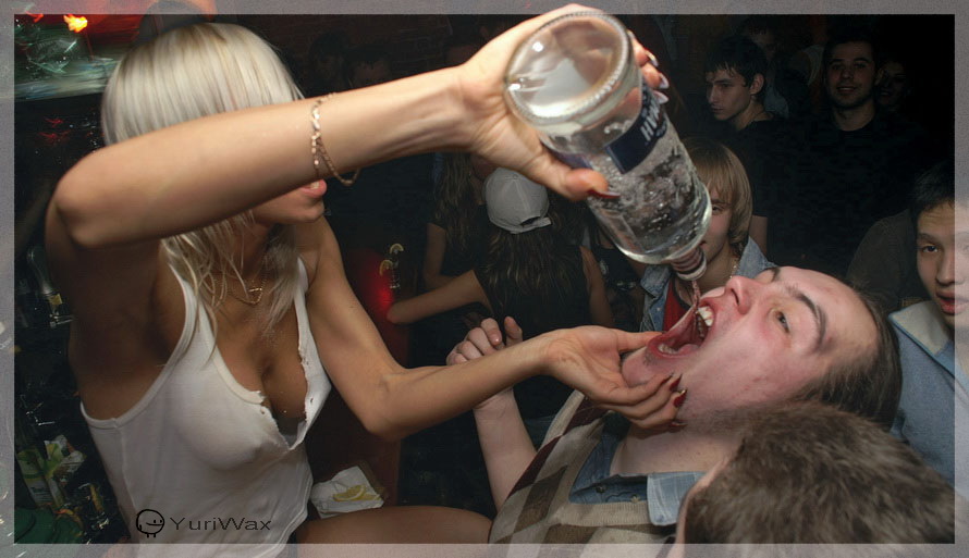 Пьяная блондинка щедро дает мужикам на вечеринке